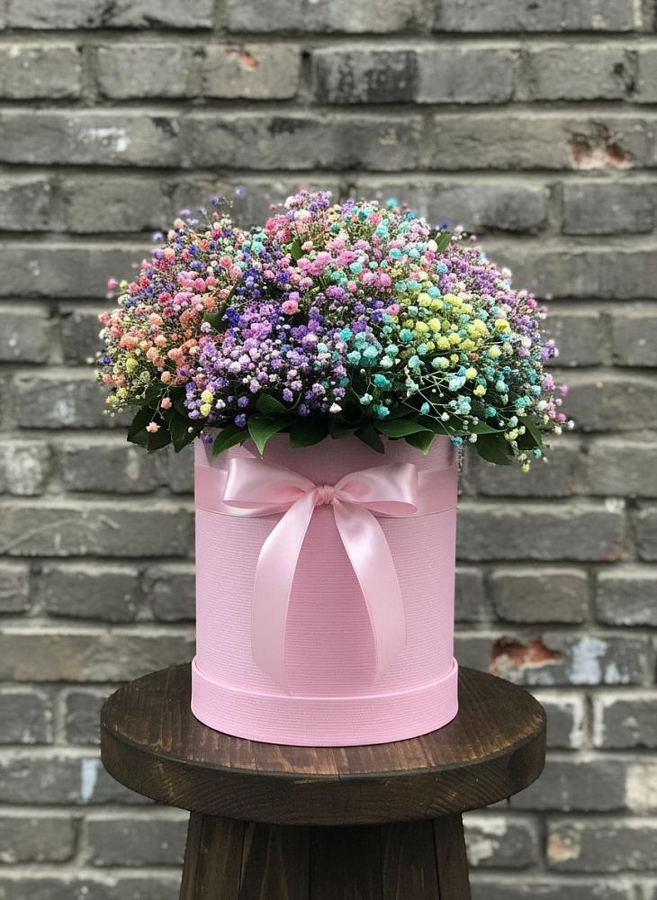 Цветочная композиция из Гипсофила и Розы в шляпной коробке в Судислово