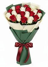 Букет Микс из красных и белых роз в Судислово