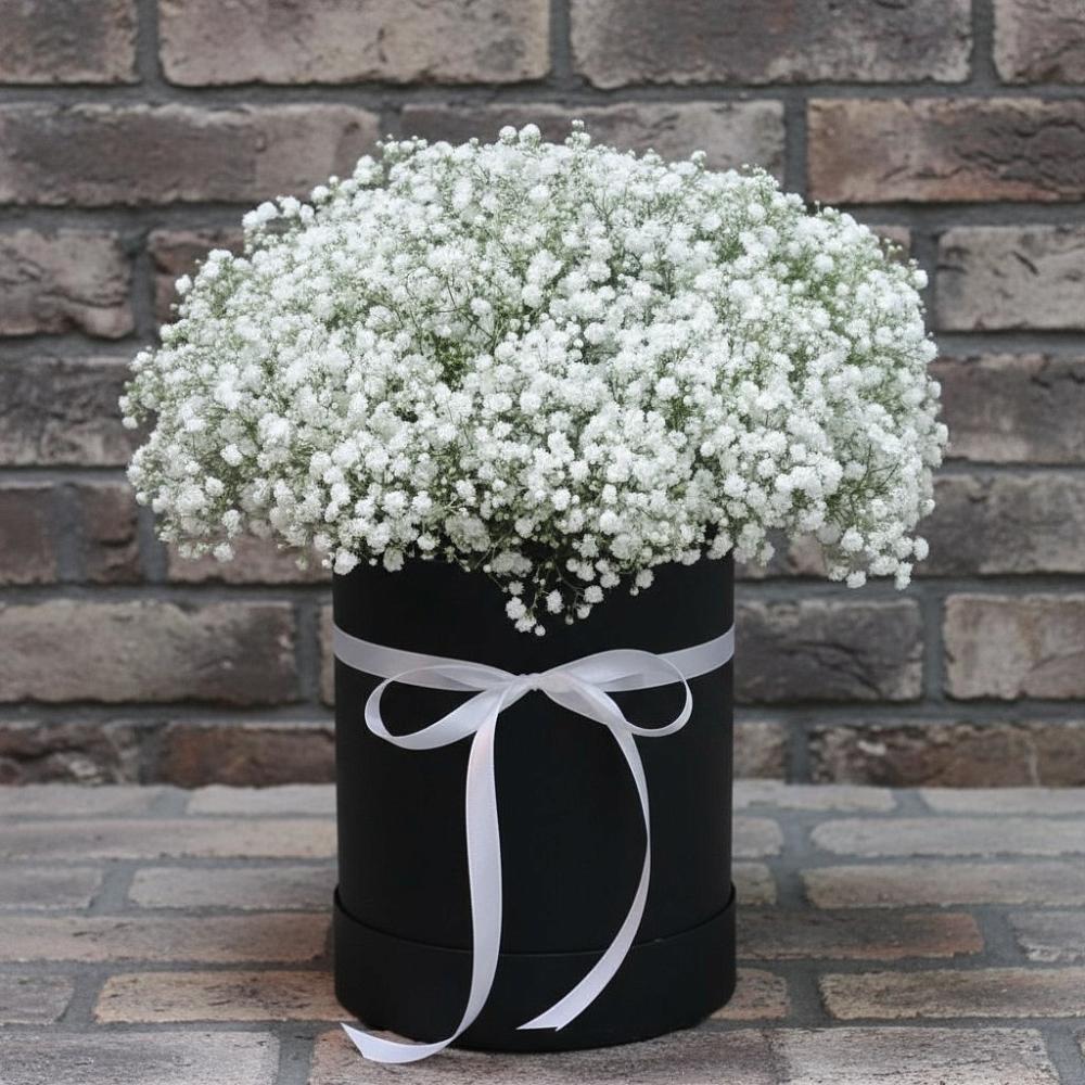 Цветочная композиция из Гипсофила в шляпной коробке в Судислово