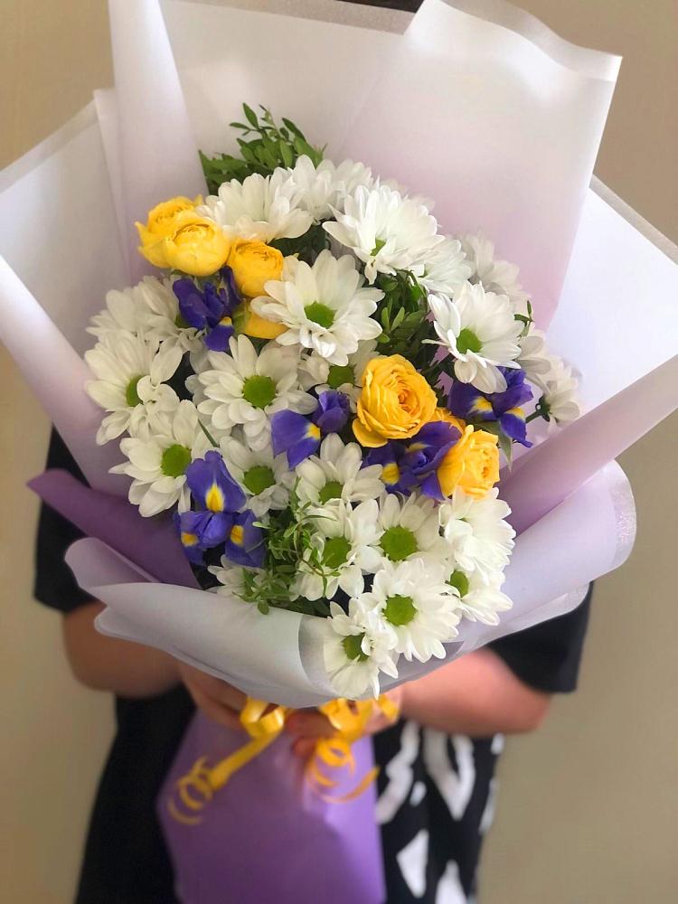 Букет цветов из: Ирисы, Хризантемы и Розы в Судислово