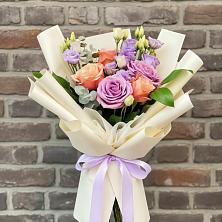 Букет цветов из:  Лизиантусы и Розы в Судислово