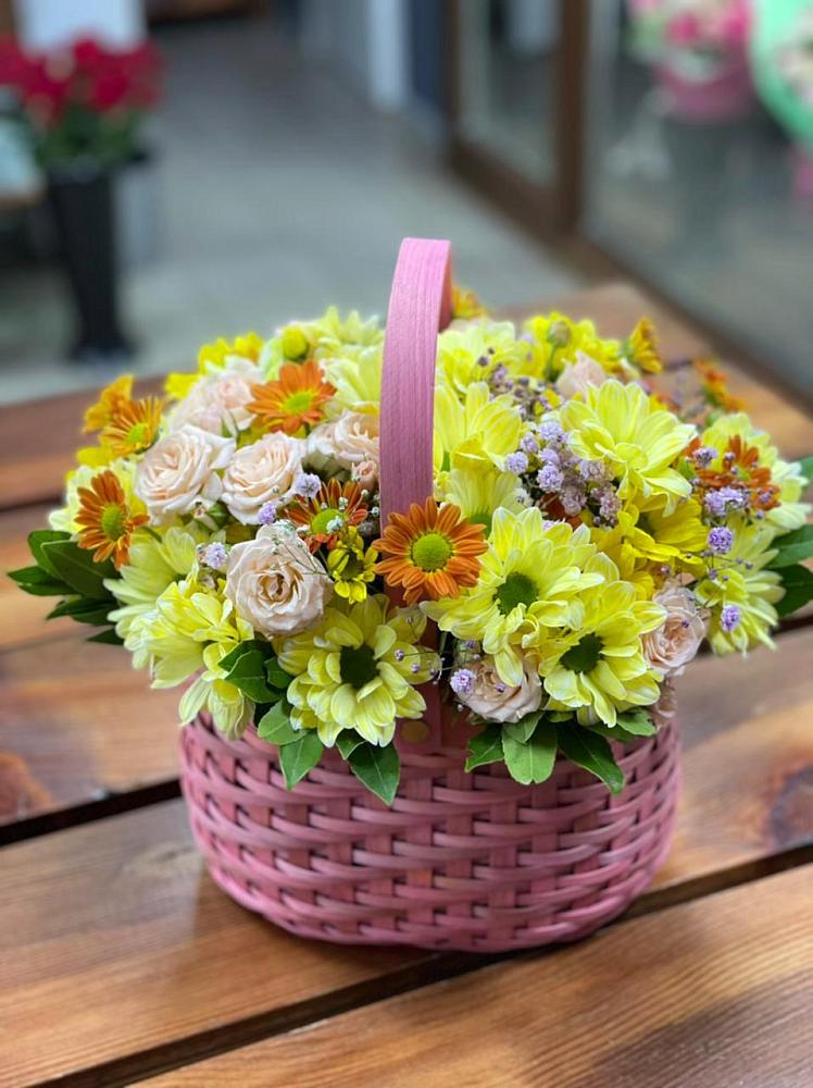 Цветочная композиция из Хризантемы и Розы в корзине в Судислово