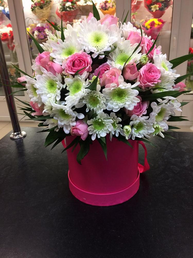 Цветочная композиция из Розы и Хризантемы в шляпной коробке в Судислово