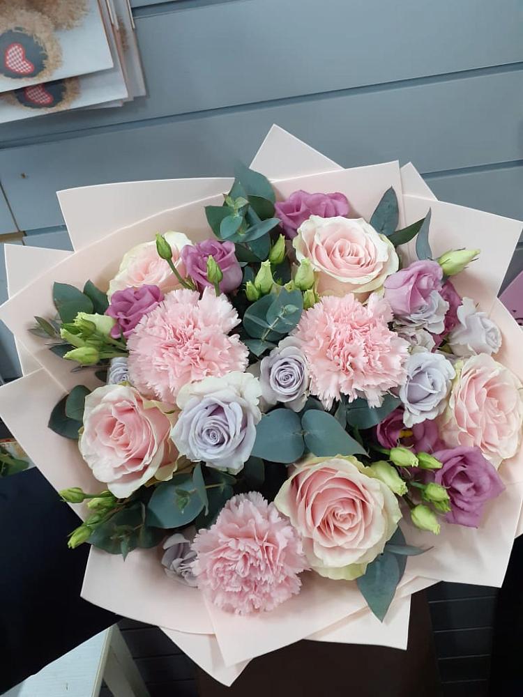 Букет цветов из: Розы, Гвоздики и Лизиантусы в Судислово