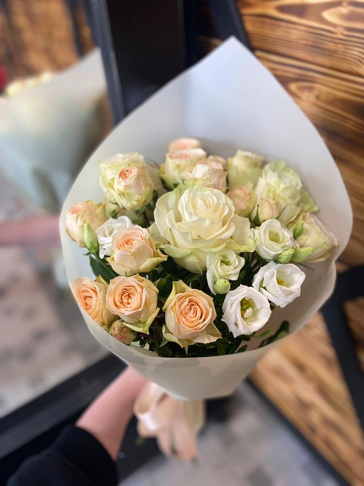 Букет цветов из: Розы и Лизиантусы в Судислово